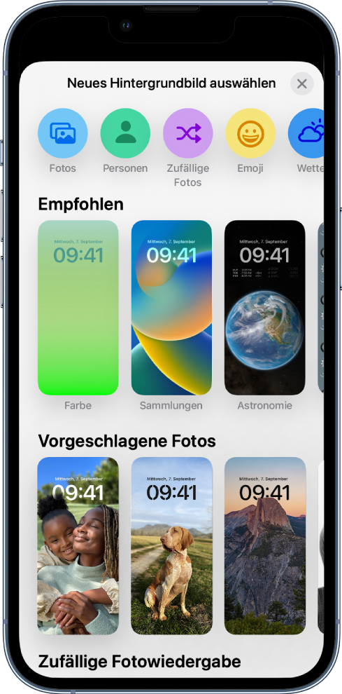 Der Bildschirm „Neues Hintergrundbild auswählen“ mit einer Galerie der wählbaren Hintergründe zum Anpassen des iPhone-Sperrbildschirms in Kategorien wie „Empfohlen“, „Vorgeschlagene Fotos“ und „Zufällige Fotos“. Im oberen Bereich befinden sich Tasten zum Hinzufügen von Fotos, Personen, zufälligen Fotos, Emojis und einer Wetteransicht zum Hintergrund des Sperrbildschirms.