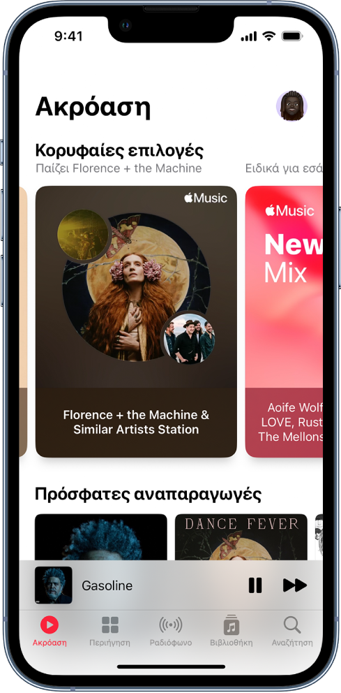 Η οθόνη «Ακρόαση» στο Apple Music και εξώφυλλα άλμπουμ για τις Κορυφαίες επιλογές και τις Πρόσφατες αναπαραγωγές. Παρακάτω βρίσκονται τα στοιχεία ελέγχου Αναπαραγωγής και μια μικρογραφία εξώφυλλου άλμπουμ για το τραγούδι που αναπαράγεται. Μπορείτε να σαρώσετε προς τα αριστερά ή δεξιά για προβολής επιπλέον μουσικής.