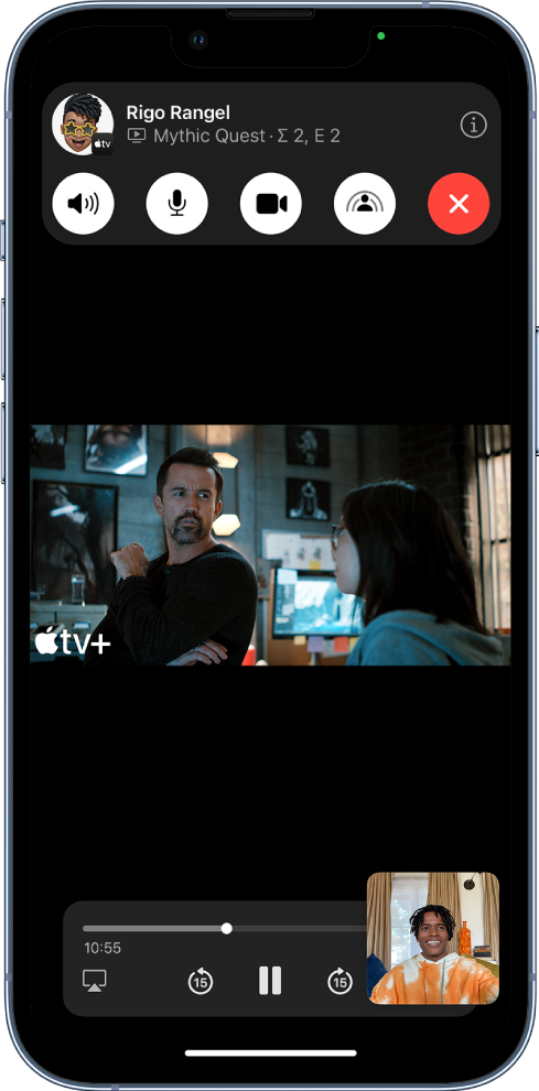 Μια κλήση FaceTime στην οποία εμφανίζεται περιεχόμενο βίντεο Apple TV+ το οποίο έχει μοιραστεί κάποιος στην κλήση. Τα στοιχεία ελέγχου FaceTime εμφανίζονται στο πάνω μέρος της οθόνης, το βίντεο αναπαράγεται ακριβώς κάτω από τα στοιχεία ελέγχου και τα στοιχεία ελέγχου αναπαραγωγής βρίσκονται στο κάτω μέρος της οθόνης.