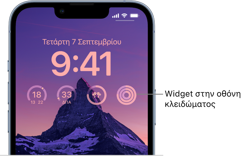 Μια προσαρμοσμένη οθόνη κλειδώματος όπου φαίνεται μια φωτογραφία του Half Dome στο φόντο, με widget στην κορυφή της φωτογραφίας για τη θερμοκρασία, τον δείκτη ποιότητας αέρα, τη στάθμη μπαταρίας των AirPods και τους κύκλους άθλησης.