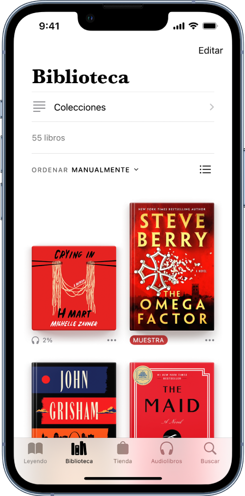 La pantalla Biblioteca de la app Libros. En la parte superior de la pantalla se muestra el botón Colecciones y las opciones de ordenado. La opción de ordenado seleccionada es Manualmente. En el centro de la pantalla se muestran las portadas de los libros que están en la biblioteca. En la parte inferior de la pantalla, de izquierda a derecha, se encuentran las pestañas Leyendo, Biblioteca, Tienda, Audiolibros y Buscar.