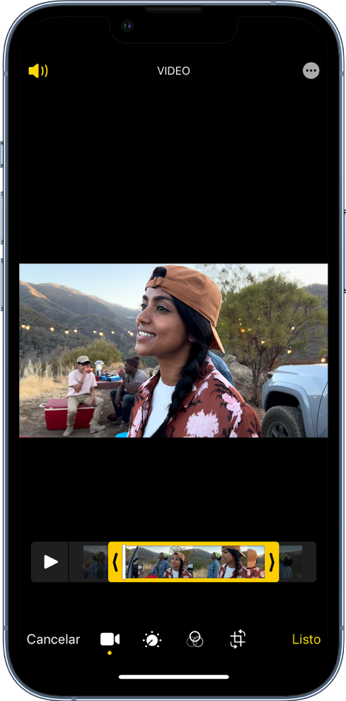 La pantalla para editar un video. El visor de cuadros se encuentra a lo largo de la parte inferior de la pantalla. Los botones Cancelar y Sonido están en la parte superior izquierda, y los botones Expandir y Listo están en la parte superior derecha. Las herramientas de edición están en el lateral derecho de la pantalla, y son: Video, Ajustar color, Filtro y Recortar.
