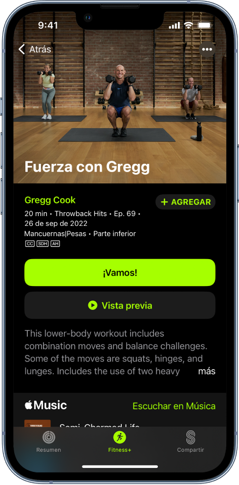 La pantalla de Apple Fitness+ mostrando un entrenamiento. Se muestra una imagen de coaches haciendo un entrenamiento en la parte superior de la pantalla. En el centro se muestran el título del entrenamiento y el nombre del coach que lo dirige. Los botones para iniciar y previsualizar el entrenamiento se encuentran encima de los detalles del entrenamiento. Debajo de los botones para iniciar y previsualizar se encuentra una descripción del entrenamiento. Hacia la parte inferior de la pantalla se muestra una canción que se reproduce en el entrenamiento.