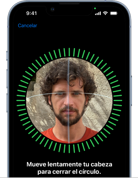 La pantalla de configuración de reconocimiento de Face ID. Se muestra una cara en la pantalla dentro de un círculo. El texto que está debajo de la cara le indica al usuario que mueva la cabeza lentamente para completar el círculo.