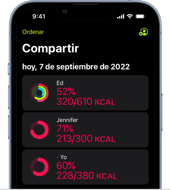 La pantalla Compartir de Fitness con los círculos de Moverse y resúmenes de la actividad compartidos entre una persona y sus amigos.