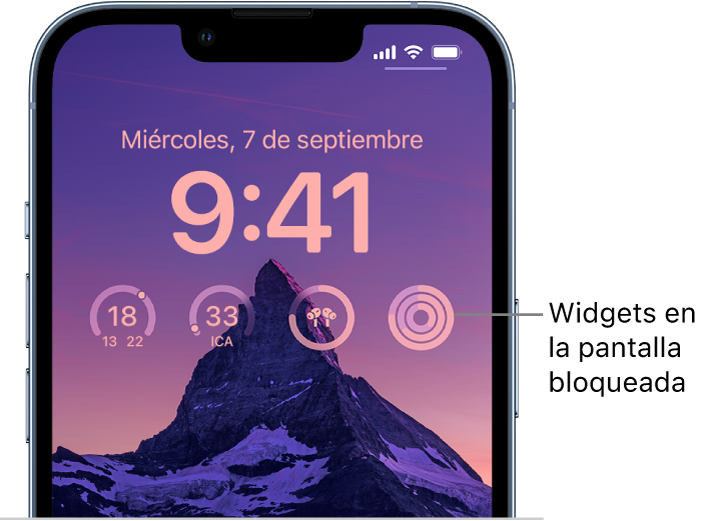 Una pantalla bloqueada personalizada que muestra una foto de la montaña Half Dome como fondo de pantalla y, en la parte superior de la foto, widgets para la temperatura, el índice de calidad del aire, el nivel de la batería de los AirPods y los círculos de actividad.