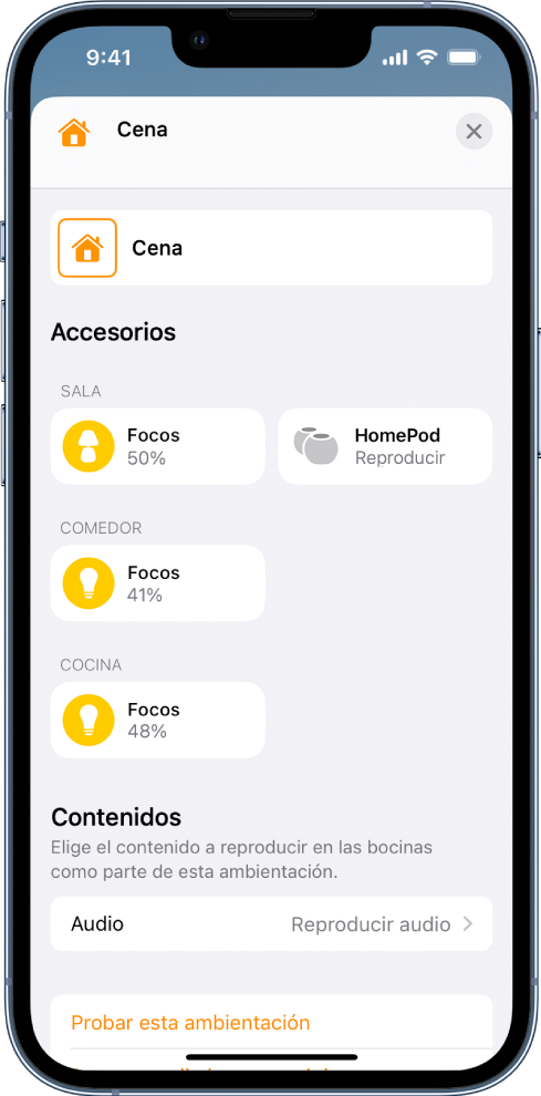 Una pantalla de edición de ambientación en la app Casa. El nombre de la ambientación está en la parte superior de la pantalla. Debajo hay tres habitaciones y los accesorios que se agregaron a cada una como parte de la ambientación. Cerca de la parte inferior de la pantalla está la sección Contenido, en donde se muestra que se configuró el HomePod de la sala para que reprodujera audio. El botón Probar esta ambientación está en la parte inferior de la pantalla.