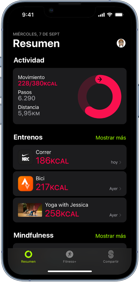 Pantalla Resumen de la app Fitness que muestra las áreas Actividad, Entreno y Mindfulness en la pantalla. Las pestañas Resumen, Apple Fitness+ y Compartir aparecen en la parte inferior de la pantalla.