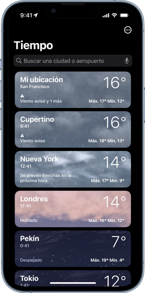 Una lista de ciudades que indica la hora, la temperatura actual, la previsión y las temperaturas máxima y mínima. En la parte superior de la pantalla aparece el campo de búsqueda y en la esquina superior derecha, el botón Más.