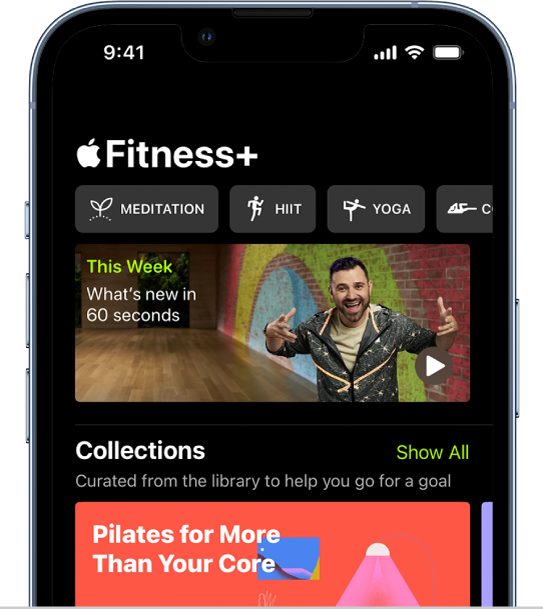 Pantalla de Apple Fitness+ que muestra, de izquierda a derecha, distintos tipos de entrenos en la fila superior. El área “Esta semana” reproduce un vídeo de 60 segundos sobre entrenos, entrenadores y programas de entrenamiento nuevos en Apple Fitness+.