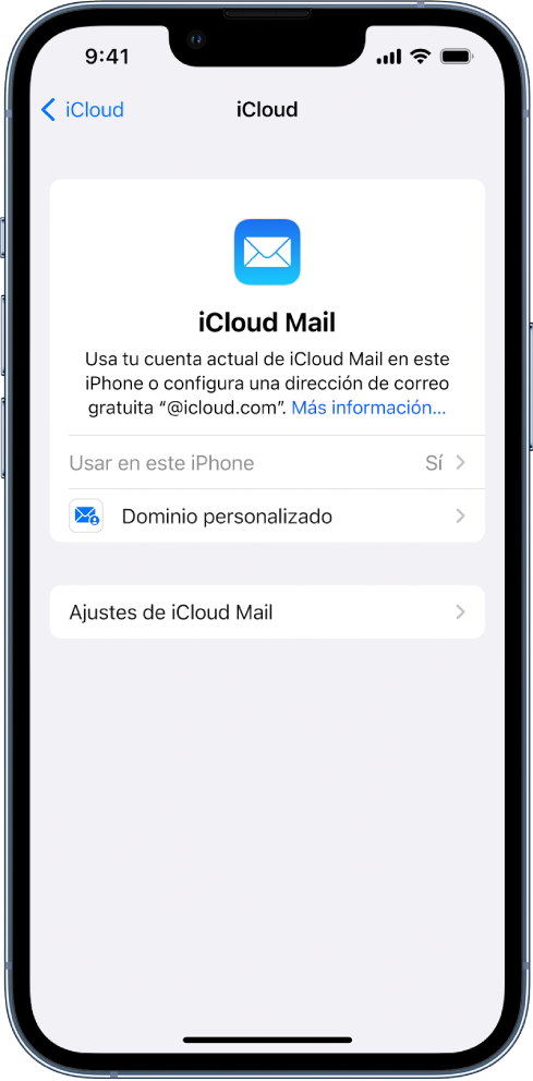 En la mitad superior de la pantalla iCloud Mail, la opción “Usar en este iPhone” está activada. Debajo se muestran las opciones para los ajustes del dominio de correo personalizado y los ajustes de iCloud Mail.