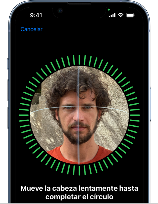 Pantalla de configuración de reconocimiento de Face ID. En la pantalla se muestra una cara rodeada de un círculo. El texto situado debajo de la cara indica al usuario que mueva la cabeza lentamente hasta completar el círculo.