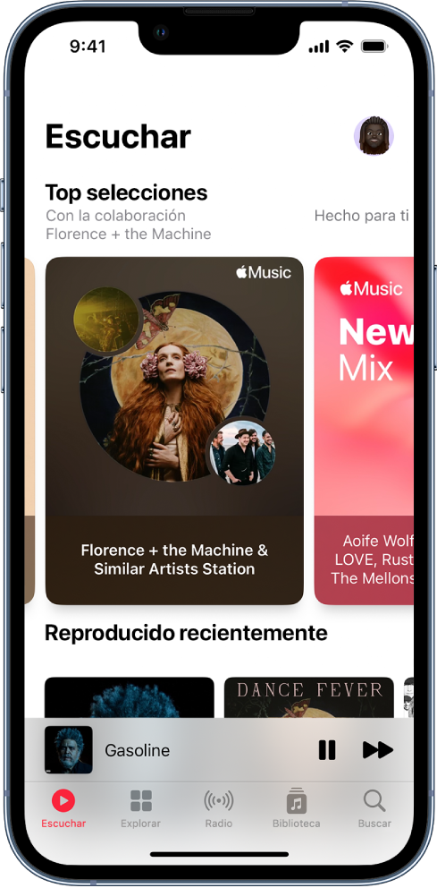 Pantalla Escuchar de la app Apple Music con ilustraciones de álbum para “Música destacada” y “Reproducido recientemente”. Debajo están los controles de reproducción y la imagen en miniatura de la ilustración del álbum de la canción que está sonando. Puedes deslizar el dedo hacia la izquierda o hacia la derecha para ver más música.