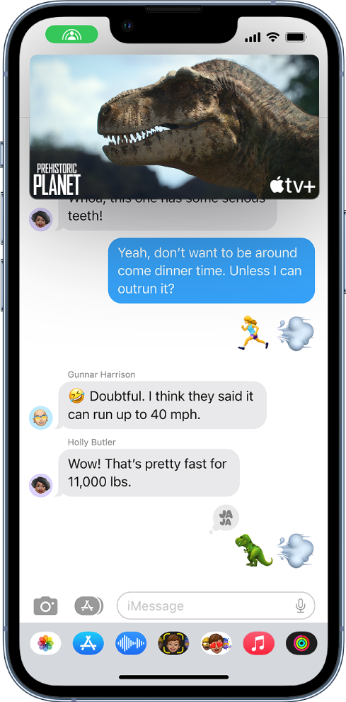 Conversación en la app Mensajes con el botón SharePlay en la esquina superior izquierda y una ventana de reproducción de vídeo cerca de la parte superior.