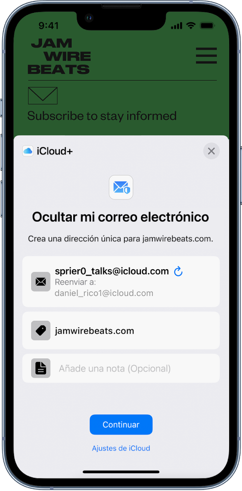 En la mitad inferior de la pantalla se muestra la opción “Ocultar mi correo electrónico” para iCloud+. Se indica la dirección de correo electrónico generada aleatoriamente, la dirección de reenvío, la URL del sitio web y una nota. En la parte inferior de la pantalla se encuentra el botón Continuar y el enlace a los ajustes de iCloud.