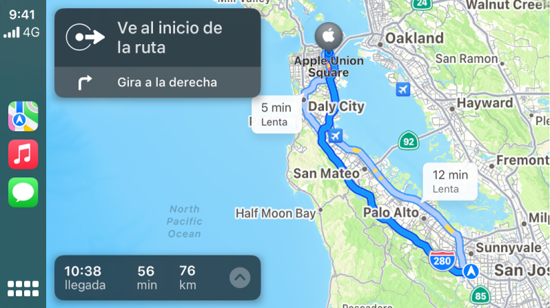 CarPlay con iconos para Mapas, Música y Mensajes a la izquierda y el mapa de una ruta en coche a la derecha con indicaciones de giro e información de la hora de llegada estimada.