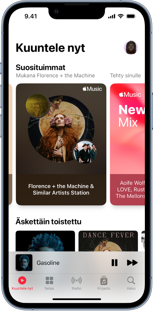 Apple Musicin Kuuntele nyt -näyttö, jossa näkyy Huippuvalinnat- ja Äskettäin toistetut -albumien kansikuvia. Toistosäätimet ja tällä hetkellä soitettavan kappaleen albumin miniatyyri ovat niiden alla. Voit näyttää lisää musiikkia pyyhkäisemällä vasemmalle tai oikealle.