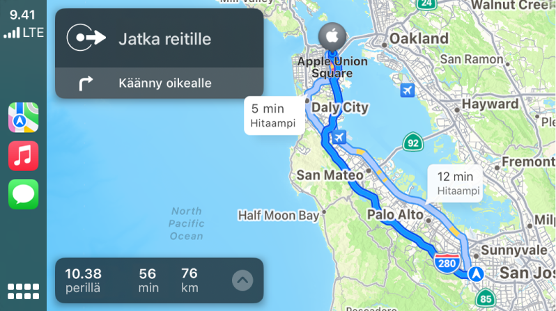 CarPlay, jossa vasemmalla ovat Kartat-, Musiikki- ja Viestit-kuvakkeet ja oikealla on kartta ajoreitistä sekä kääntymisohjeet ja arvio saapumisajasta.