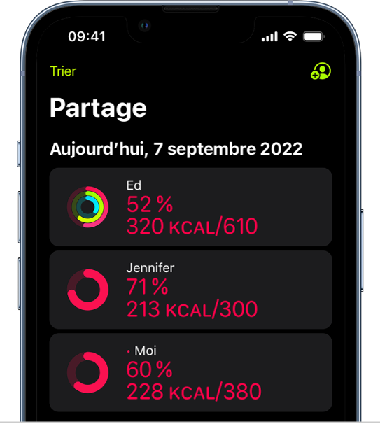 L’écran Partage de l’app Forme, avec des anneaux Bouger et des résumés d’activité partagés entre une personne et ses amis.