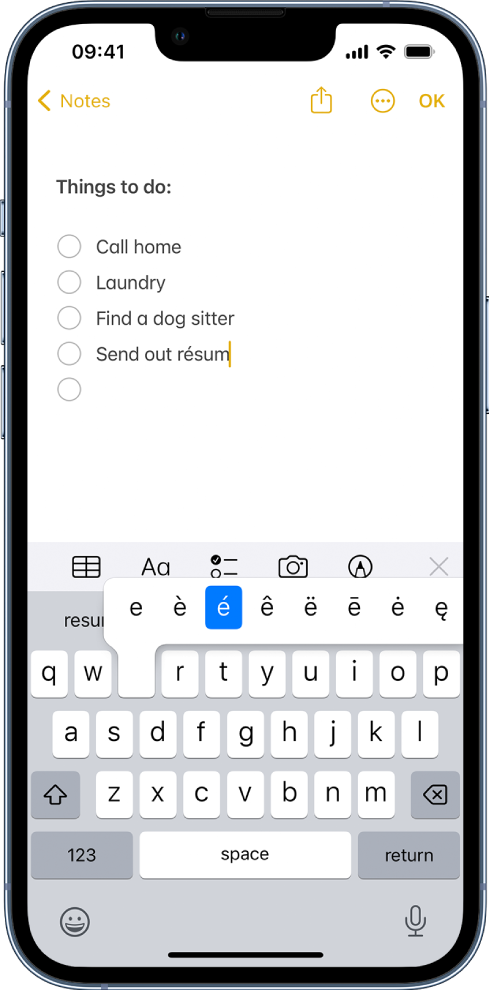 Écran affichant un e-mail en cours de rédaction. Le clavier est ouvert avec d’autres caractères accentués qui s’affichent lorsque vous maintenez enfoncée la touche E.