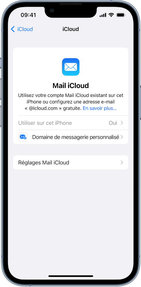 Dans la moitié supérieure de l’écran « Mail iCloud », l’option « Utiliser sur cet iPhone » est activée. En dessous se trouvent des options pour les réglages relatifs au domaine de messagerie personnalisé et pour les réglages de Mail iCloud.
