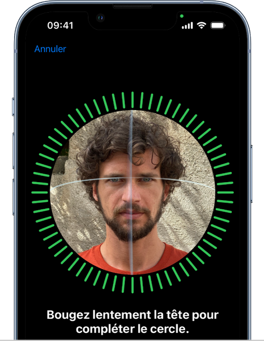 L’écran de configuration de la reconnaissance de Face ID. Un visage est affiché à l’écran. Un cercle l’entoure. Le texte sous le visage indique à l’utilisateur qu’il doit déplacer lentement sa tête de façon à remplir le cercle.