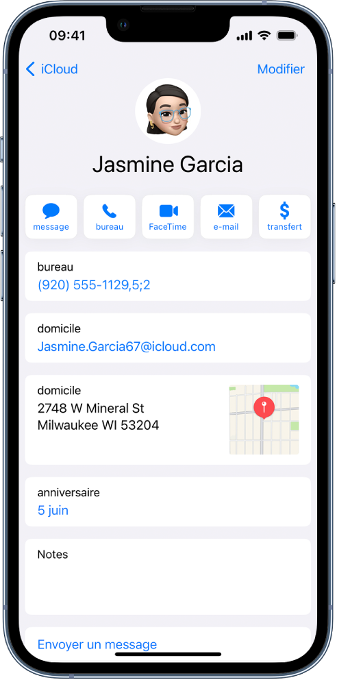 L’écran Infos pour un contact. Le nom et la photo du contact se trouvent en haut. En dessous se trouvent les boutons pour envoyer un message, passer un appel, passer un appel FaceTime, envoyer un message par e-mail et envoyer de l’argent via Apple Pay. Sous les boutons se trouvent les coordonnées du contact.