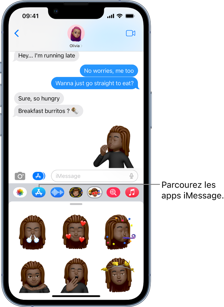 Une conversation Messages avec l’icône de l’app iMessage Memoji sélectionnée et des autocollants Memoji au bas de l’écran.