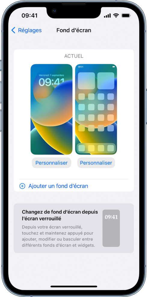 L’écran des réglages du fond d’écran avec des boutons permettant de personnaliser l’écran d’accueil et l’écran verrouillé actuels, ainsi que le bouton « « Ajouter un fond d’écran » permettant de changer de fond d’écran.