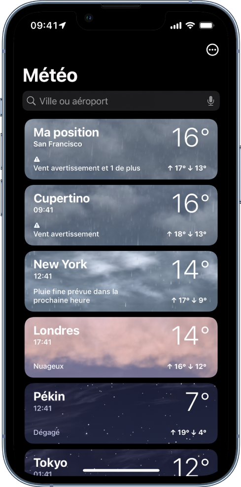 Une liste de villes affichant l’heure, la température actuelle, les prévisions et les températures maximales et minimales. En haut de l’écran se trouve le champ de recherche, avec le bouton Plus dans le coin supérieur droit.