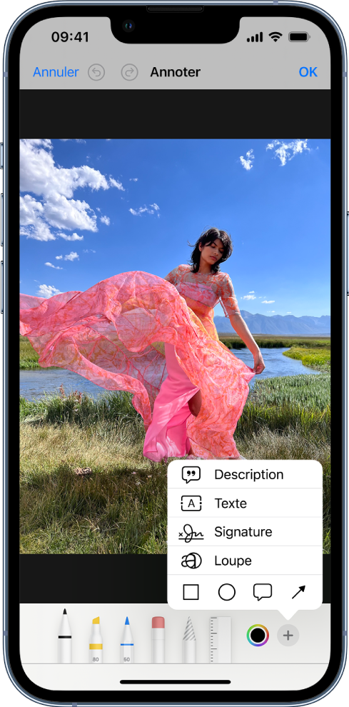 Une photo d’une personne portant une robe rose, avec les outils d’annotation en bas. Un menu est affiché dans le coin inférieur droit. Il contient des options permettant d’ajouter une description, du texte et une signature, ainsi qu’une loupe et des formes.