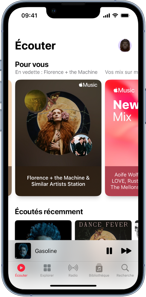 L’écran Écouter dans Apple Music, avec des illustrations pour Pour vous et Écouté récemment. En dessous se trouvent les commandes de lecture et une vignette de l’album du morceau en cours de lecture. Vous pouvez balayer vers la gauche ou la droite pour afficher d’autres morceaux.