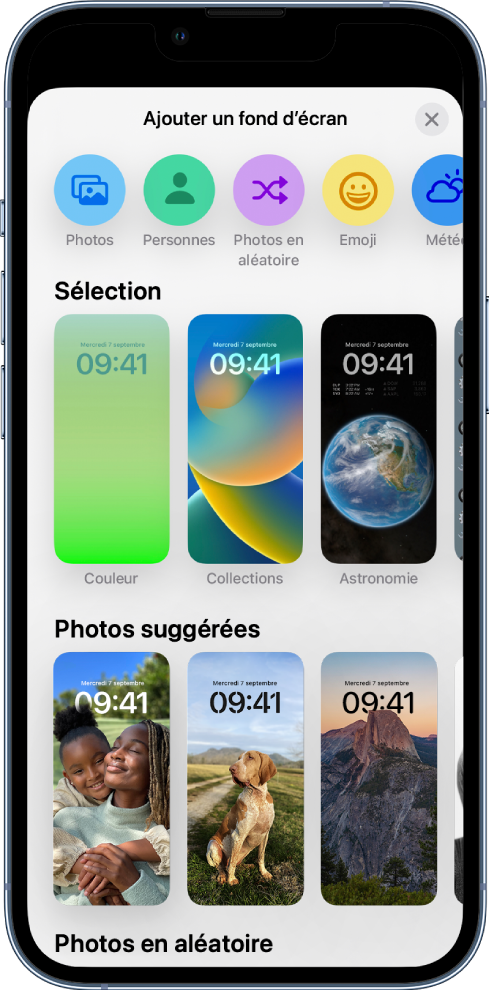 L’écran « Ajouter un fond d’écran » avec une galerie de fonds d’écran permettant de personnaliser l’écran verrouillé de l’iPhone. Les fonds d’écran sont organisés en différentes catégories, comme Sélection, « Photos suggérées » et « Photos en aléatoire ». En haut de l’écran figurent différents boutons permettant d’ajouter à l’écran verrouillé des photos et photos en mode aléatoire, des personnes, des Emoji, ainsi qu’un fond d’écran météo.