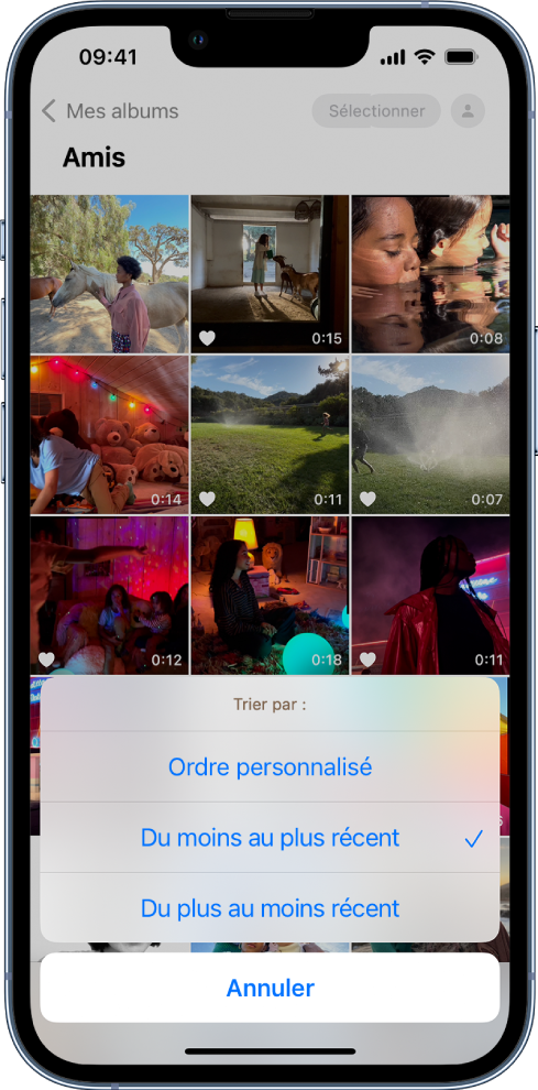 Un album photo est ouvert est l’écran est rempli de vignettes de photos dans une grille. Les options de tri s’affichent dans la moitié inférieure de l’écran avec les options suivantes : « Ordre personnalisé », « Du moins au plus récent », « Du plus au moins récent » et Annuler. L’option « Du moins au plus récent » est sélectionnée.