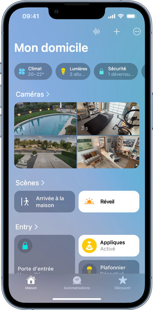L’onglet Maison avec des catégories en haut de l’écran. Les images provenant de quatre caméras sont affichées sous l’en-tête Caméras. Elles montrent une cour, un garage, un jardin et un séjour. Deux scènes figurent au milieu de l’écran. Une pièce et ses accessoires se trouvent en dessous des scènes.