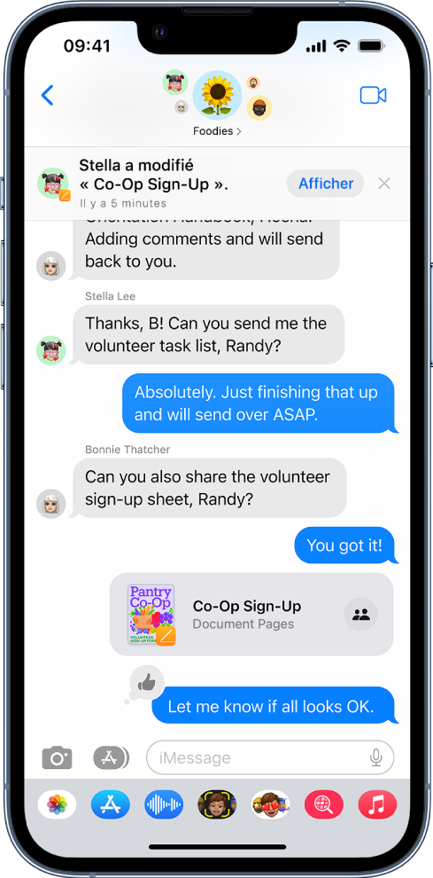 Une conversation de groupe dans l’app Messages qui inclut un document Pages. La notification située en haut de l’écran indique qu’un membre du groupe a apporté des modifications au document.