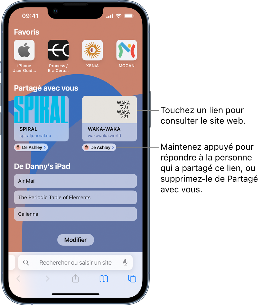 La page de démarrage de Safari, avec une section « Partagé avec vous » contenant l’aperçu de deux pages web. Sous les aperçus des sites web se trouvent des étiquettes indiquant « De Ashley ». Touchez l’aperçu pour consulter le site web, ou touchez l’étiquette pour répondre à Ashley ou pour supprimer le lien de la section « Partagé avec vous ».