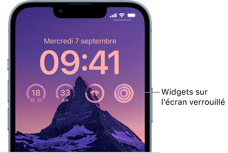 Un écran verrouillé personnalisé affichant une photo du Half Dome en arrière-plan, avec des widgets dans la partie supérieure de la photo pour la température, l’indice de qualité de l’air, le niveau de batterie des AirPods et les anneaux d’activité.