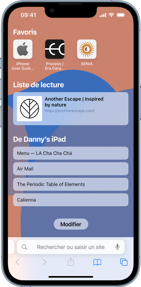 La page de démarrage dans Safari, qui montre les sites web favoris, un site web enregistré dans la liste de lecture et des sites web ouverts sur l’autre appareil Apple de l’utilisateur. En bas de l’écran se trouve le bouton Modifier.