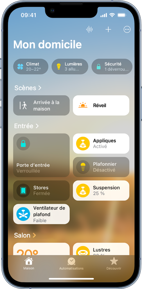 L’écran « Mon Domicile » de l’app Maison avec des catégories en haut, des scènes personnalisées, des pièces et des accessoires au milieu et les options Automatisations et Découvrir en bas.