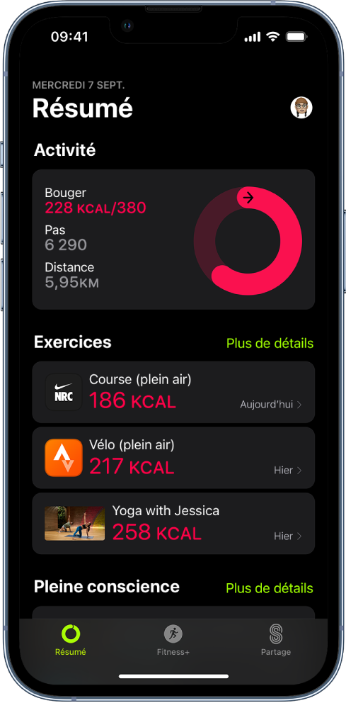 L’écran Résumé de l’app Forme, présentant les zones Activité, Exercices et « Pleine conscience ». Les onglets Résumé, Apple Fitness+ et Partage se trouvent en bas de l’écran.