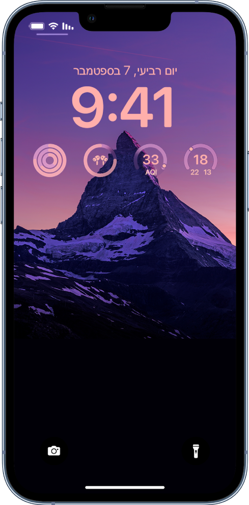 מסך נעילה של iPhone בהתאמה אישית, כאשר ברקע מופיעה תמונה ובראש המסך מוצגים וידג׳טים של טמפרטורה, אינדקס איכות האוויר, רמת הסוללה ב-AirPods וטבעות כושר.