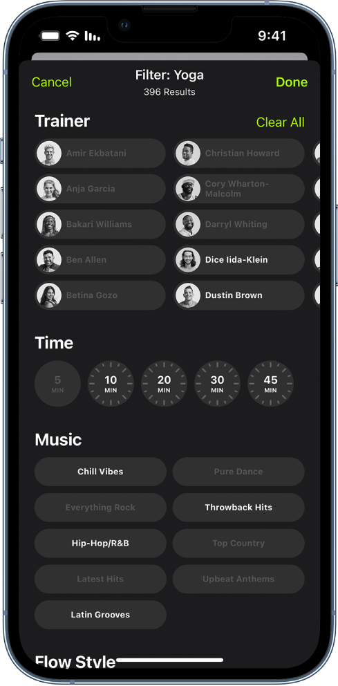 המסך של Apple Fitness+‎ שמציג אפשרויות מיון וסינון של אימונים. בראש המסך מופעה רשימת מאמנים. מרווחי זמן מופיעים במרכז המסך. מתחת לזמן יש רשימה של סגנונות מוזיקליים.
