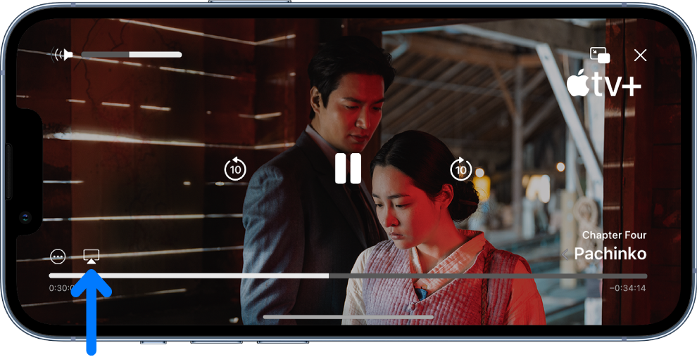רואים סרט שמתנגן במסך ה-iPhone. בתחתית המסך נמצאים פקדי ההפעלה, כולל הכפתור AirPlay קרוב לצד שמאל בתחתית המסך.
