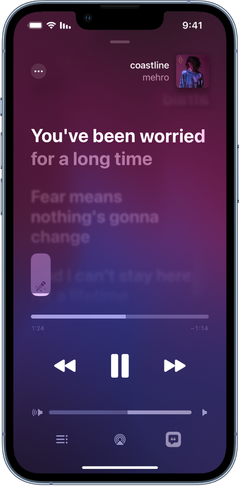 המסך ״מתנגן כעת״ מציג את המחוון של Apple Music Sing למעלה, משמאל לציר הזמן. מילות השיר שמתנגן כעת מודגשות.