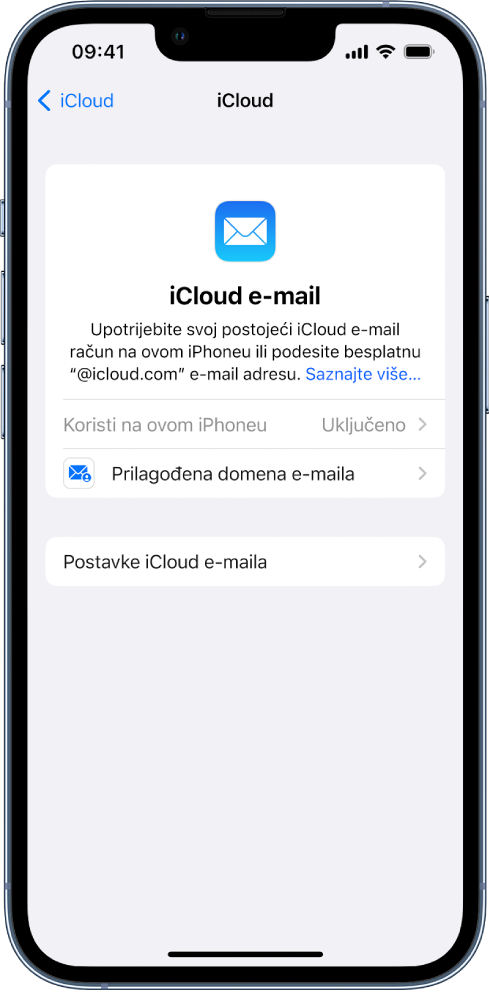 U gornjoj polovici zaslona iCloud e-maila, uključena je opcija “Koristi na ovom iPhoneu”. Ispod se nalaze opcije za postavke Prilagođene domene e-maila i postavke iCloud Maila.