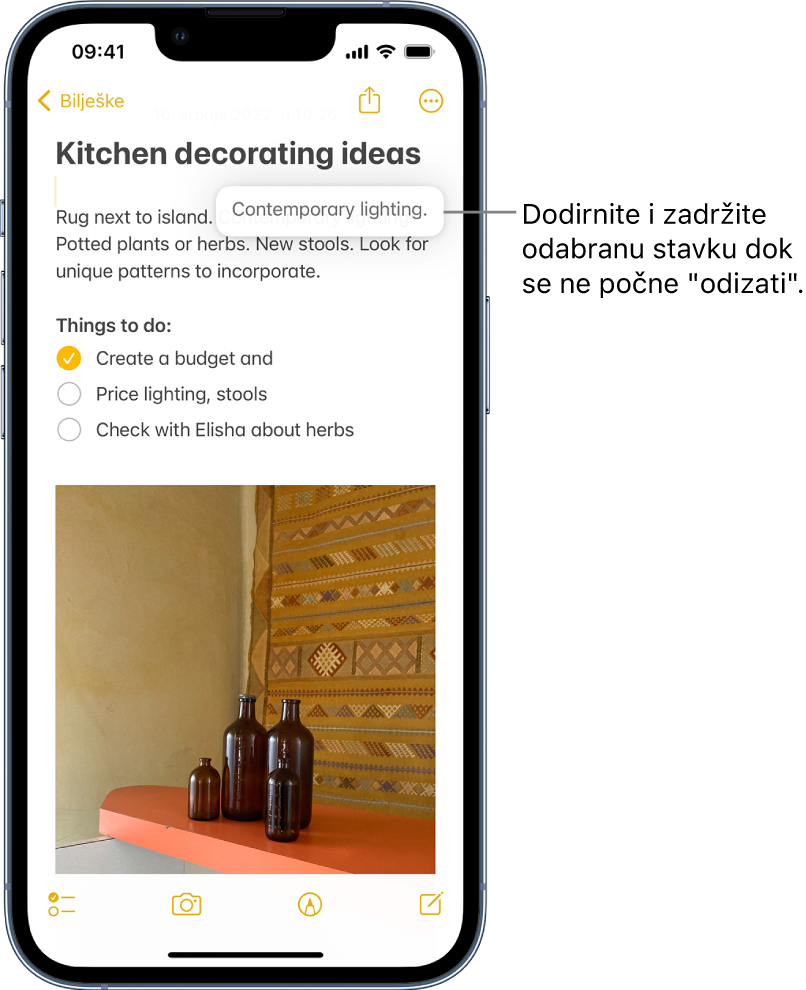 U bilješci u aplikaciji Bilješke, odabrana fraza izgleda kao da se podiže zbog toga što korisnik dodiruje i drži odabrano.