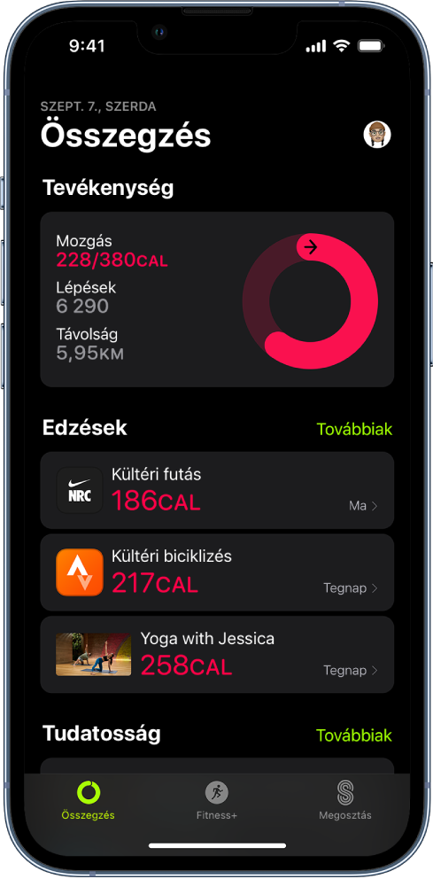 A Fitnesz app összesítő-képernyője, amelyek a Tevékenység, az Edzések és a Tudatosság terület látható. A képernyő alján az Összegzés, az Apple Fitness+ és a Megosztás lap látható.