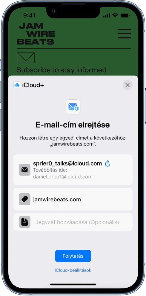 A képernyő alsó felén az iCloud+ által biztosított E-mail-cím elrejtése opció látható. Egy véletlenszerűen generált e-mail-címet, egy továbbítási címet, egy webhely URL-jét és egy jegyzetet jelenít meg. A képernyő alján a Folytatás gomb és az iCloud-beállítások megnyitásához használható link található.