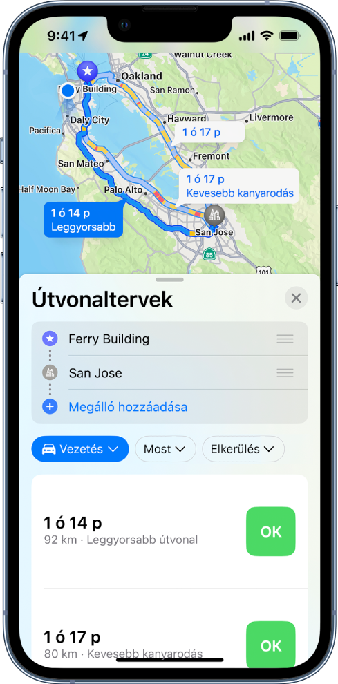 Egy térkép, amelyen több autós útvonal látható két hely között, és a leggyorsabb útvonal van kiválasztva. Az alul megjelenő útvonalkártya az útvonalak részleteit jeleníti meg, többek között a becsült utazási időt, távolságot és egy rövid leírást. Az egyes útvonalak leírása mellett az Indulás gomb látható.